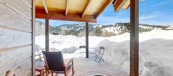 Riverside cabin with mountain views, fireplace, covered patio, firepit, & W/D