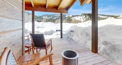 Riverside cabin with mountain views, fireplace, covered patio, firepit, & W/D