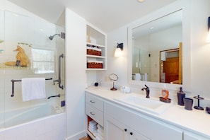 Hair dryer, towels - Riverside cabin with mountain views, fireplace, covered patio, firepit, & W/D (Ketchum)