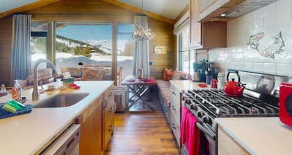 Riverside cabin with mountain views, fireplace, covered patio, firepit, & W/D
