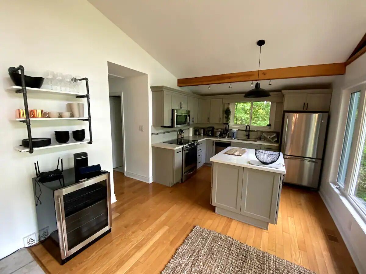 The Lowry Lakehouse, your South Frontenac cottage retreat