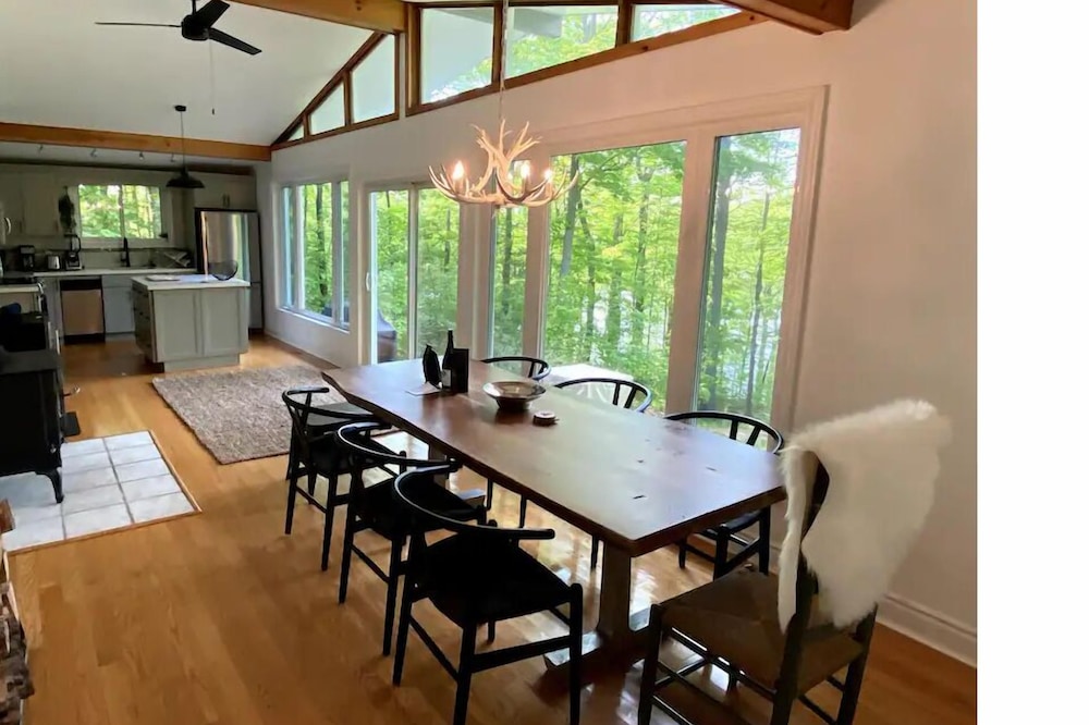 The Lowry Lakehouse, your South Frontenac cottage retreat