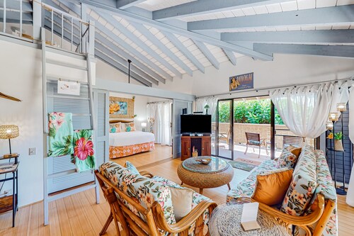 Beach/garden-view condo with wraparound lanai, pool, tennis courts, & hot tub