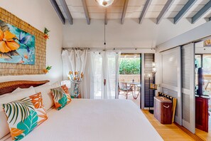 2 bedrooms, desk, internet, bed sheets