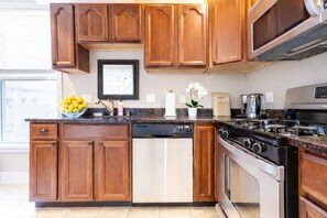 Cafetera y tetera, refrigerador, microondas y horno 