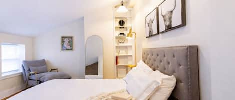 Skrivebord, strykejern/-brett, reiseseng for barn og wi-fi (inkludert)