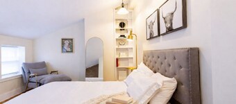 The Brick: Rooftop Deck Home. Walk to Yale!