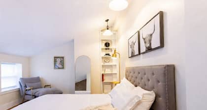 The Brick: Rooftop Deck Home. Walk to Yale!