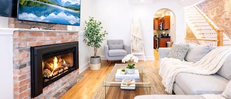 Una televisión, una chimenea, un reproductor estéreo