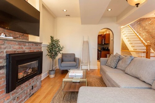 The Brick: Rooftop Deck Home. Walk to Yale!