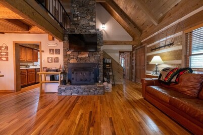 Log Cabin on the River w/Hot Tub