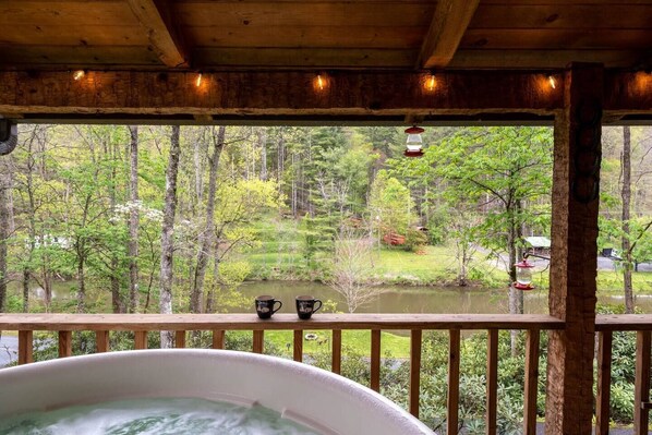 Outdoor spa tub - Log Cabin on the River w/Hot Tub (Todd)