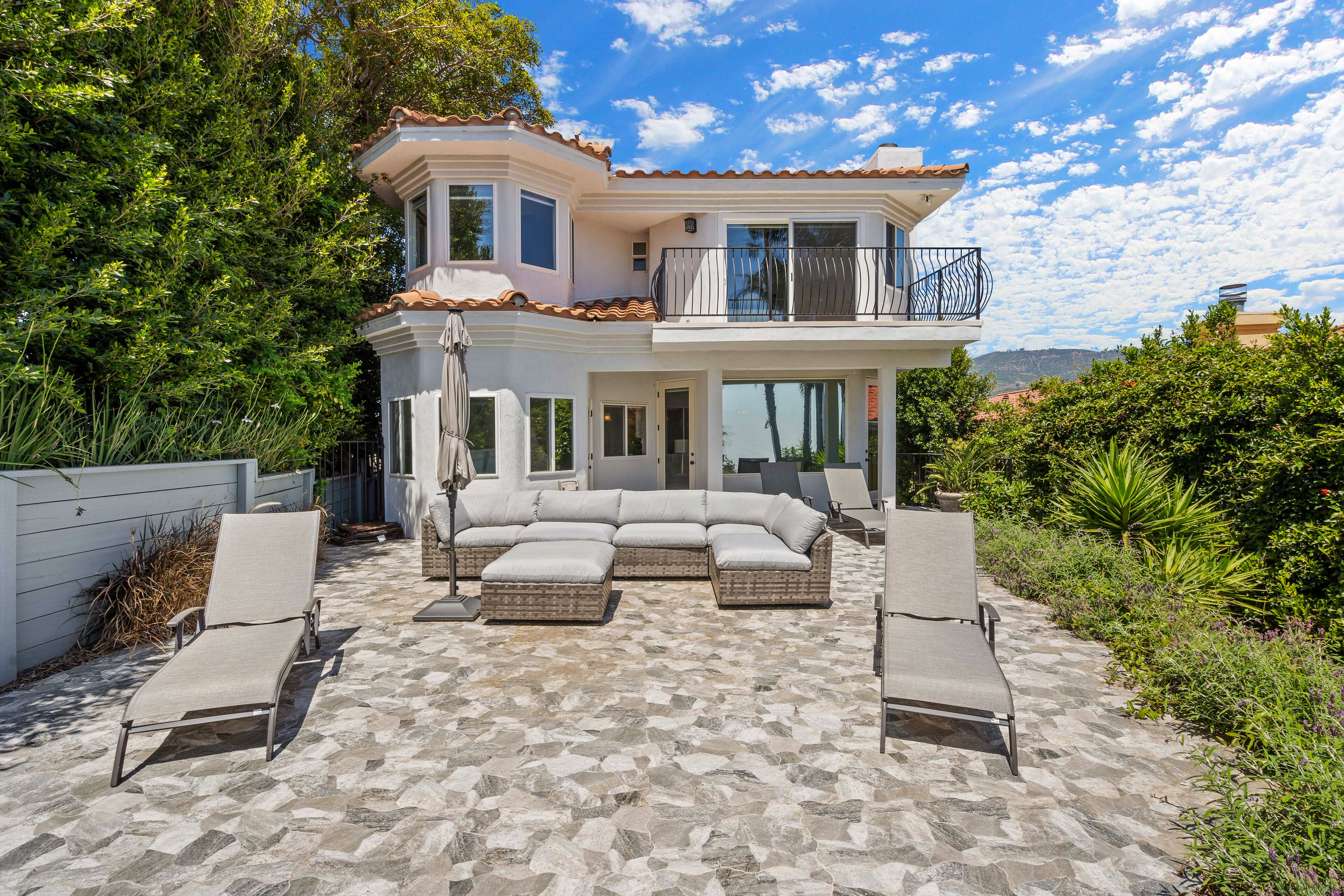 Luxe hillside home with rooftop terrace, gas fireplace, jetted tub, & mtn views