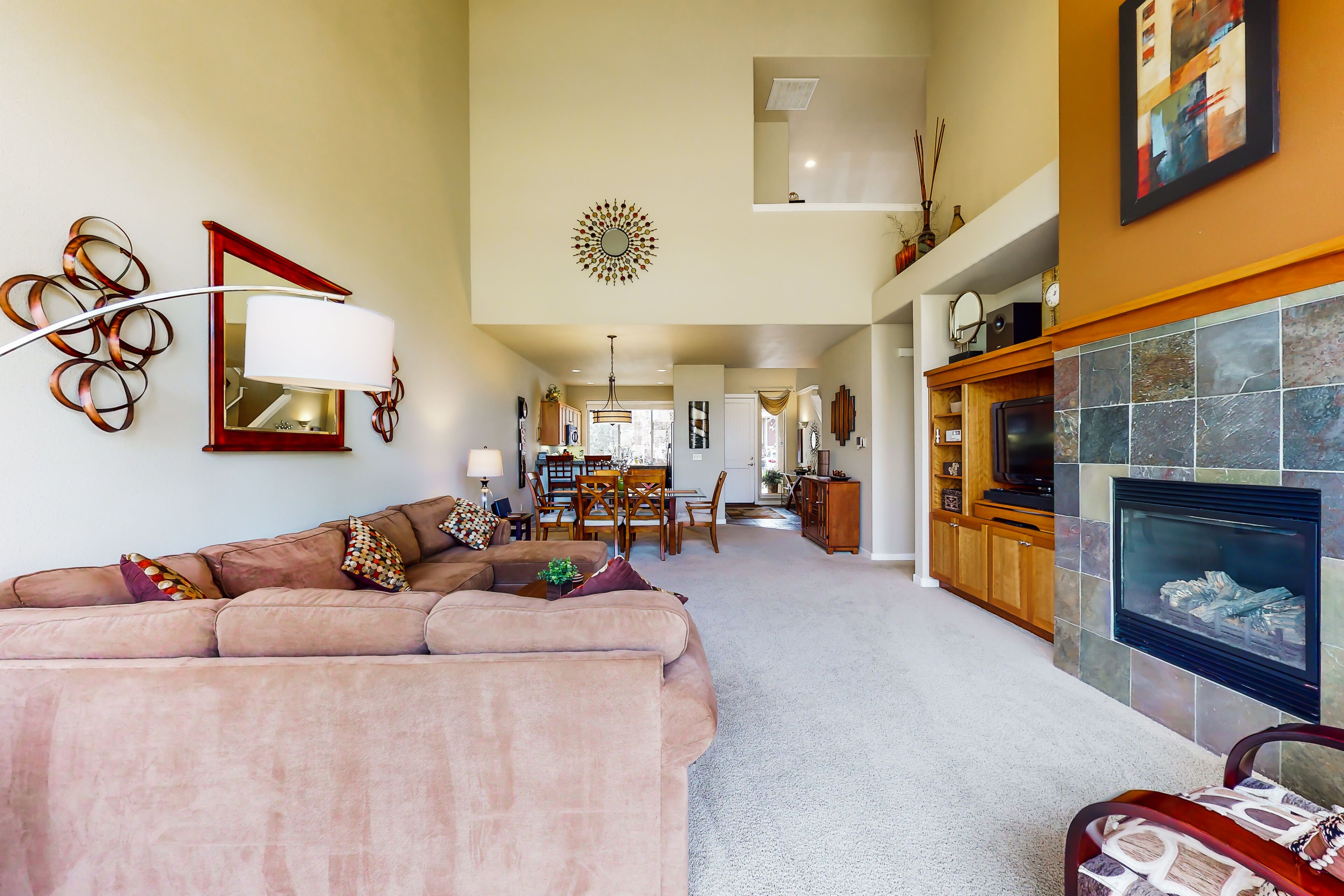 Beautiful townhome with patio, pools, hot tubs, gyms, tennis & golf courses