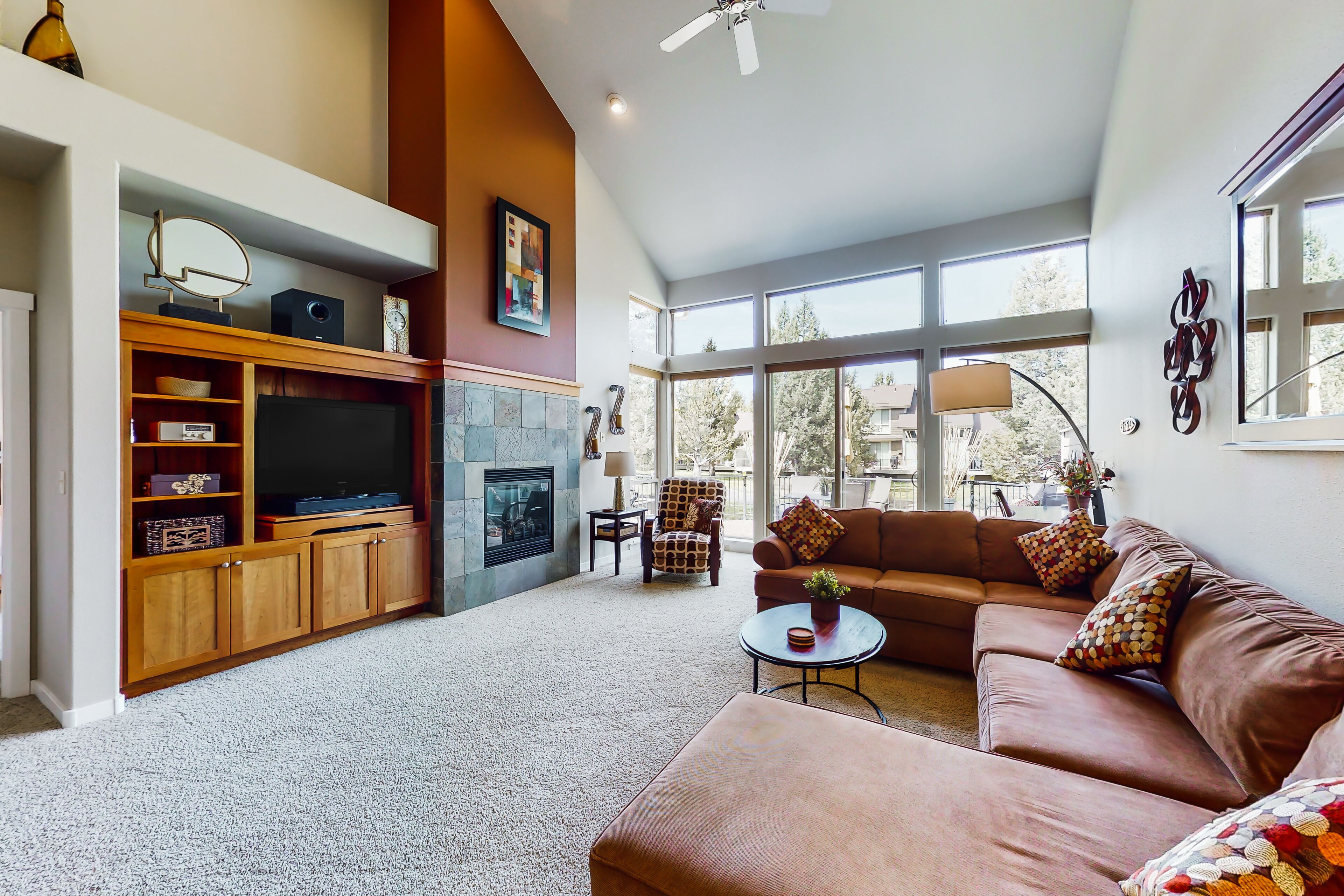 Beautiful townhome with patio, pools, hot tubs, gyms, tennis & golf courses