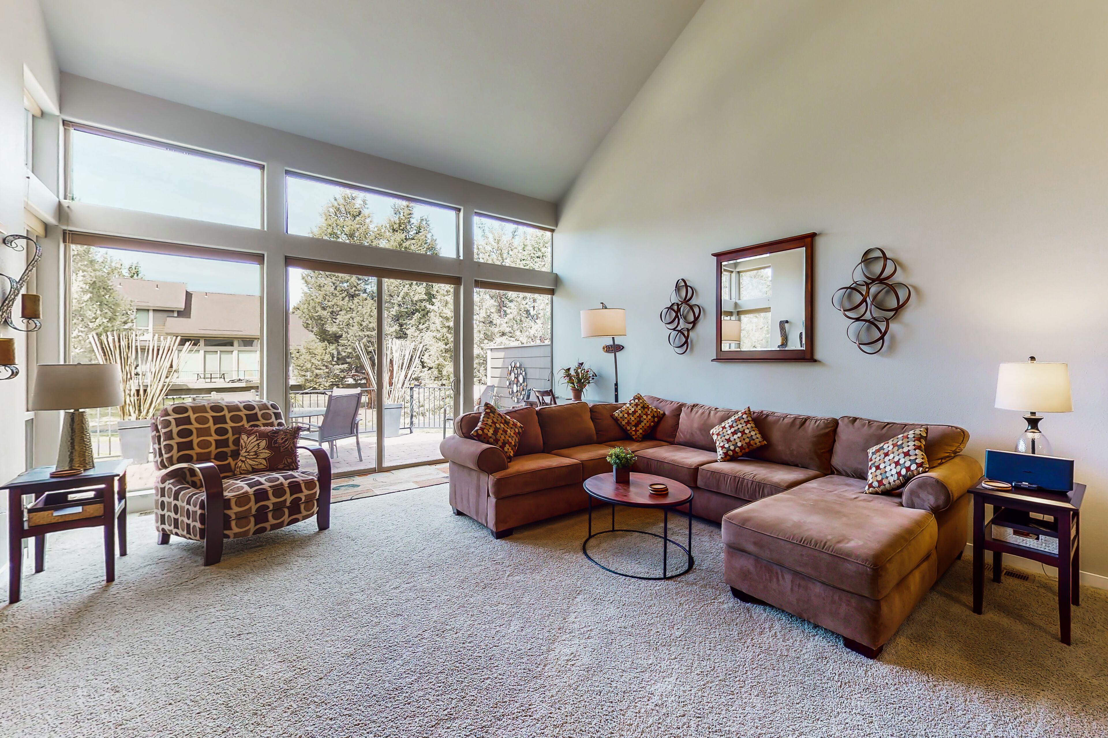 Beautiful townhome with patio, pools, hot tubs, gyms, tennis & golf courses