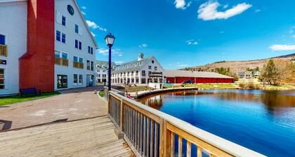 Cozy condo with a pool access, mountain views, private patio, & washer/dryer