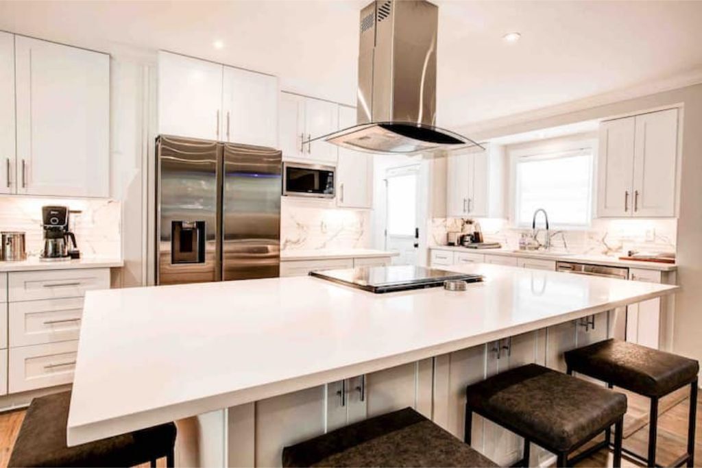 Réfrigérateur, four à micro-ondes, un four, surface de cuisson