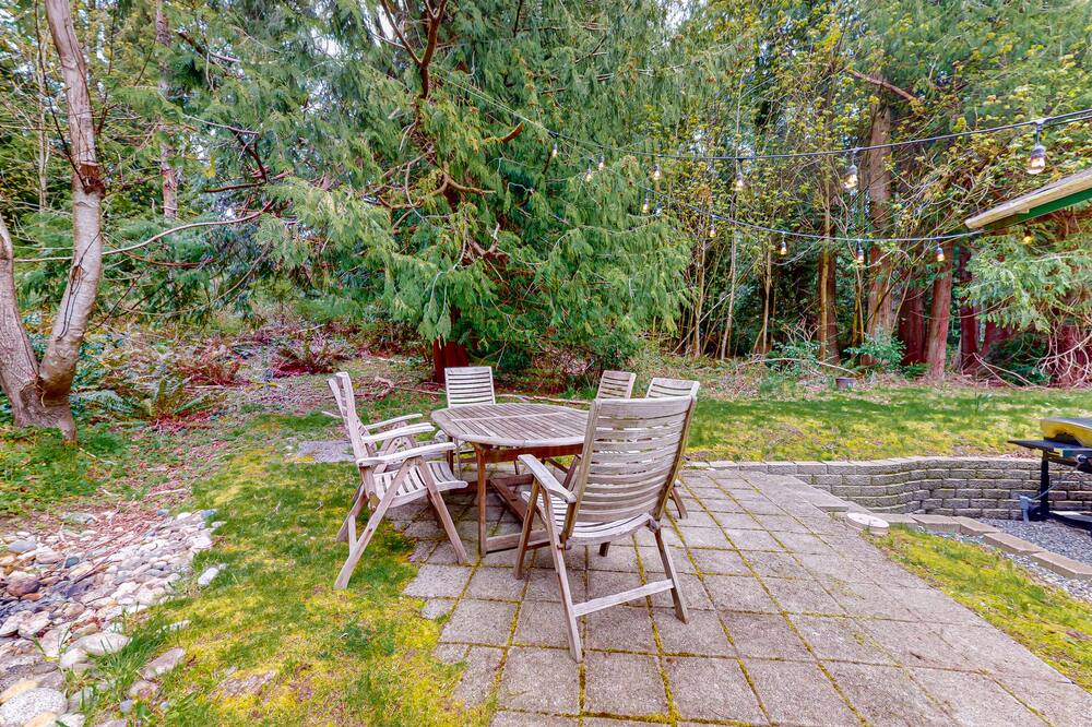 Relaxing cottage with fishing gear, fireplace, gas grill, patio, & kitchenette