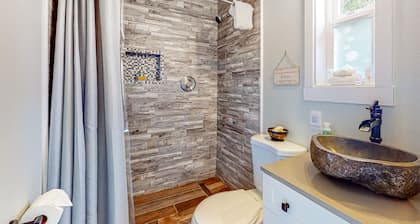 Relaxing cottage with fishing gear, fireplace, gas grill, patio, & kitchenette