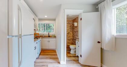 Relaxing cottage with fishing gear, fireplace, gas grill, patio, & kitchenette