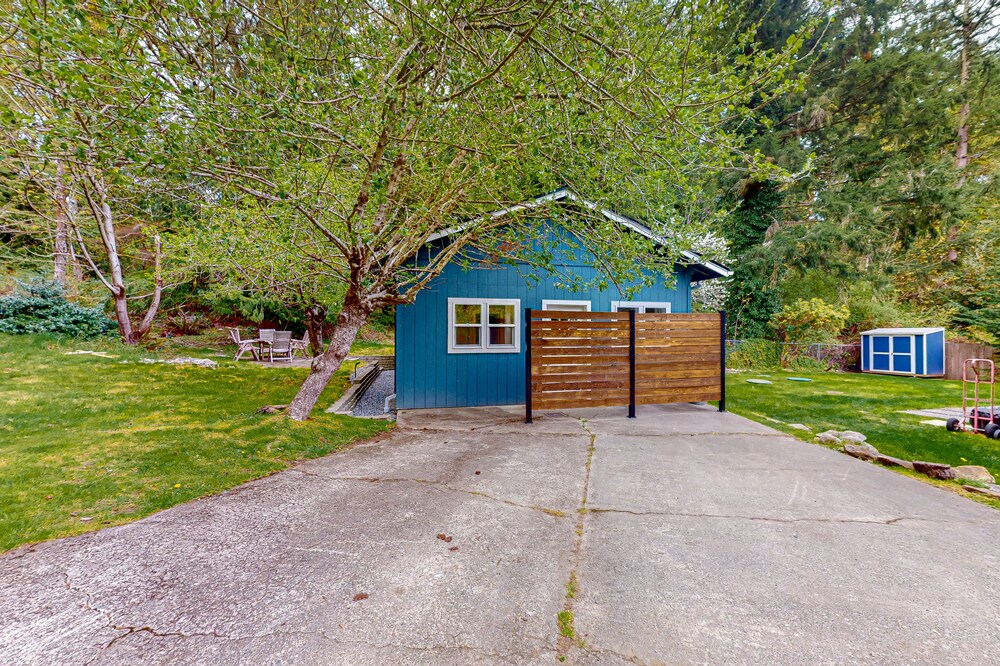 Placid cottage with Pack-N-Play, fireplace, gas grill, patio, & kitchenette
