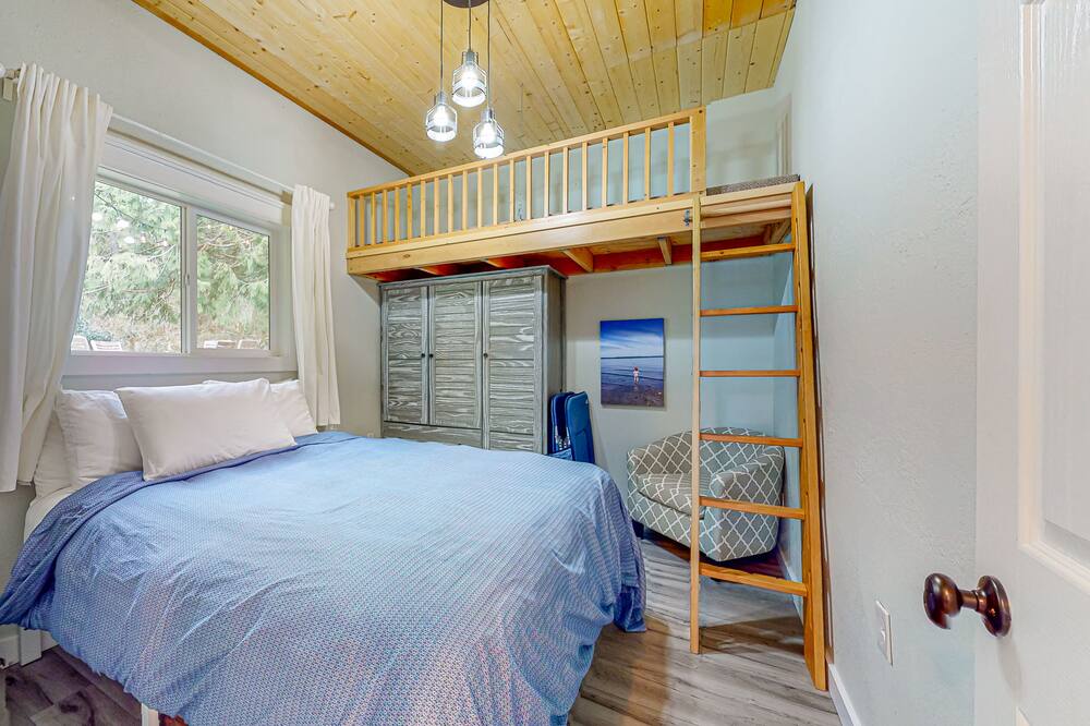 Relaxing cottage with fishing gear, fireplace, gas grill, patio, & kitchenette