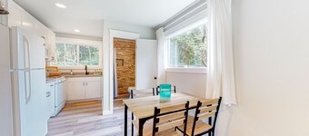 Relaxing cottage with fishing gear, fireplace, gas grill, patio, & kitchenette
