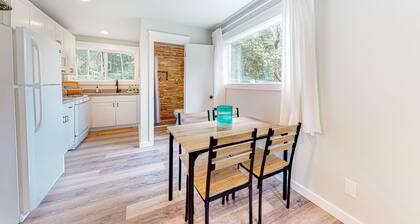Relaxing cottage with fishing gear, fireplace, gas grill, patio, & kitchenette