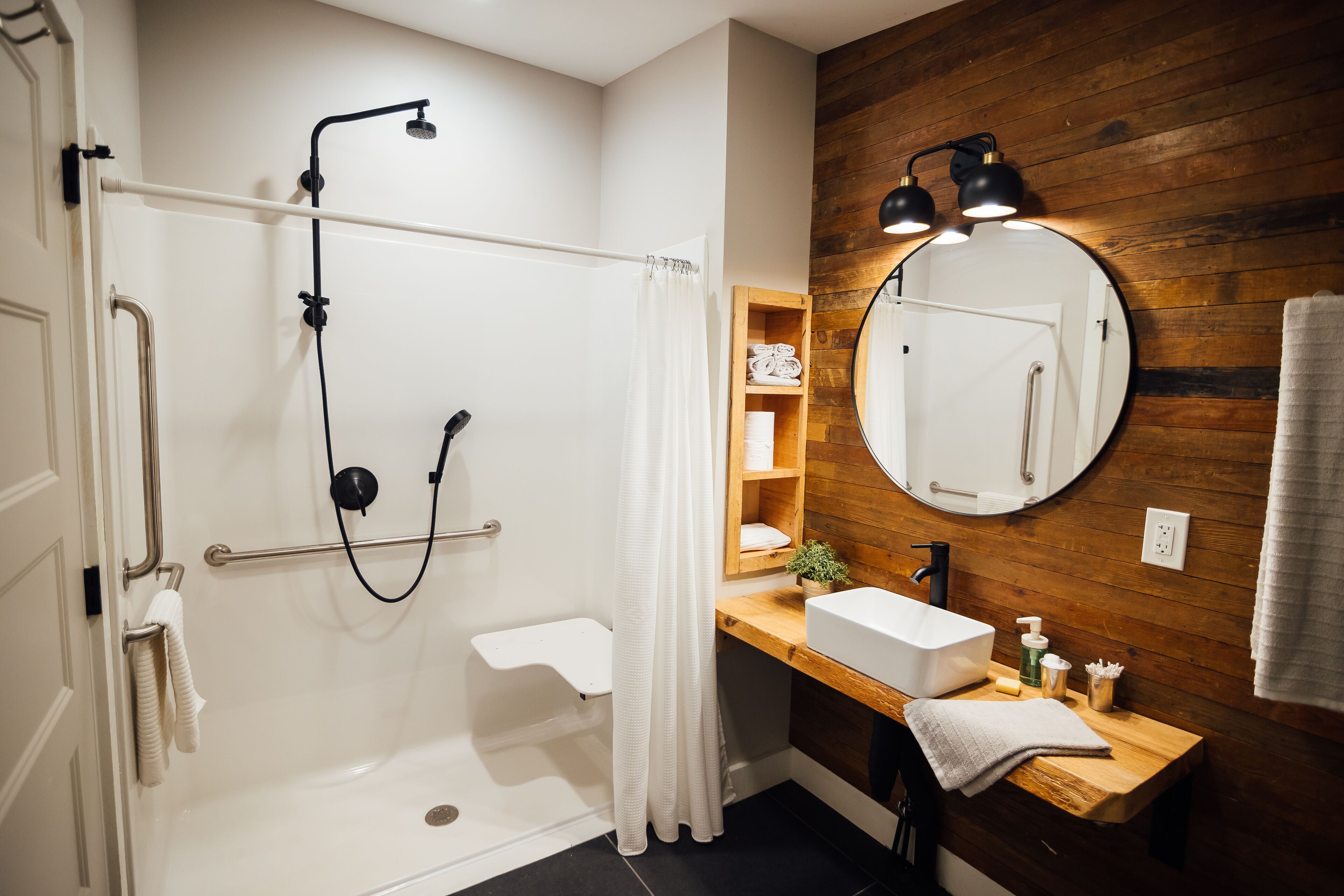 Modern Cabin on 6 private acres - 2/2