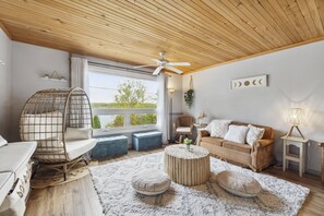 Smart TV, fireplace, DVD player, ping pong