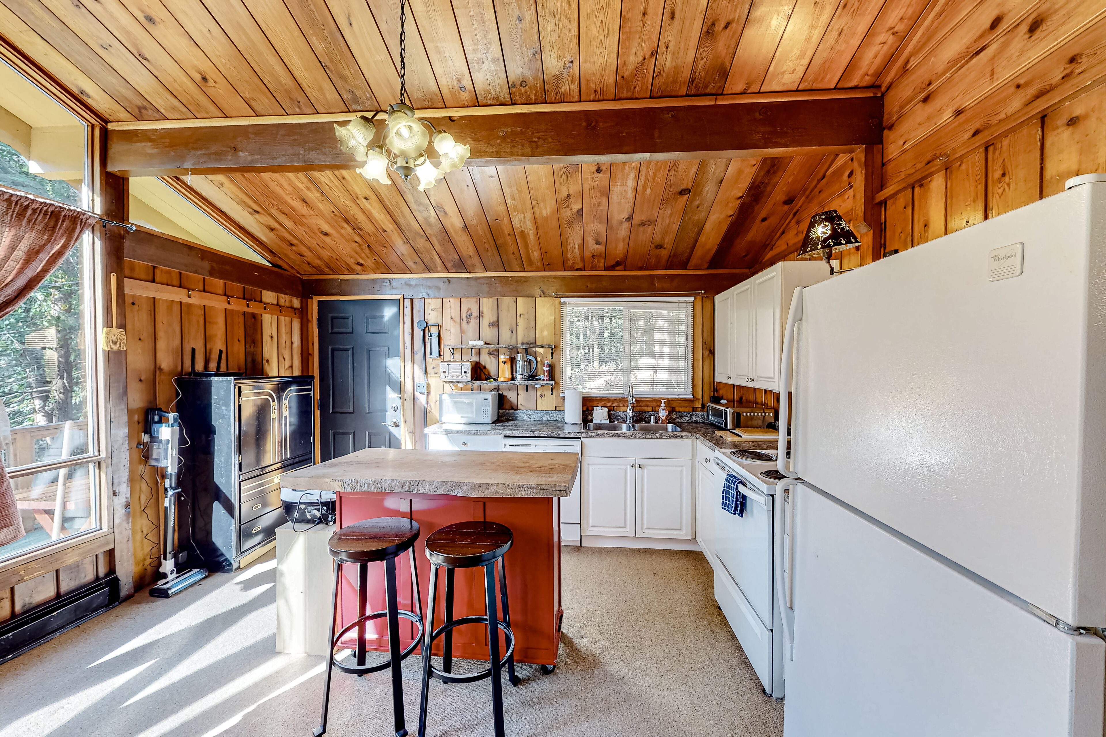 Cute rustic dog-friendly cabin with wood stove, deck, streaming, & forest views