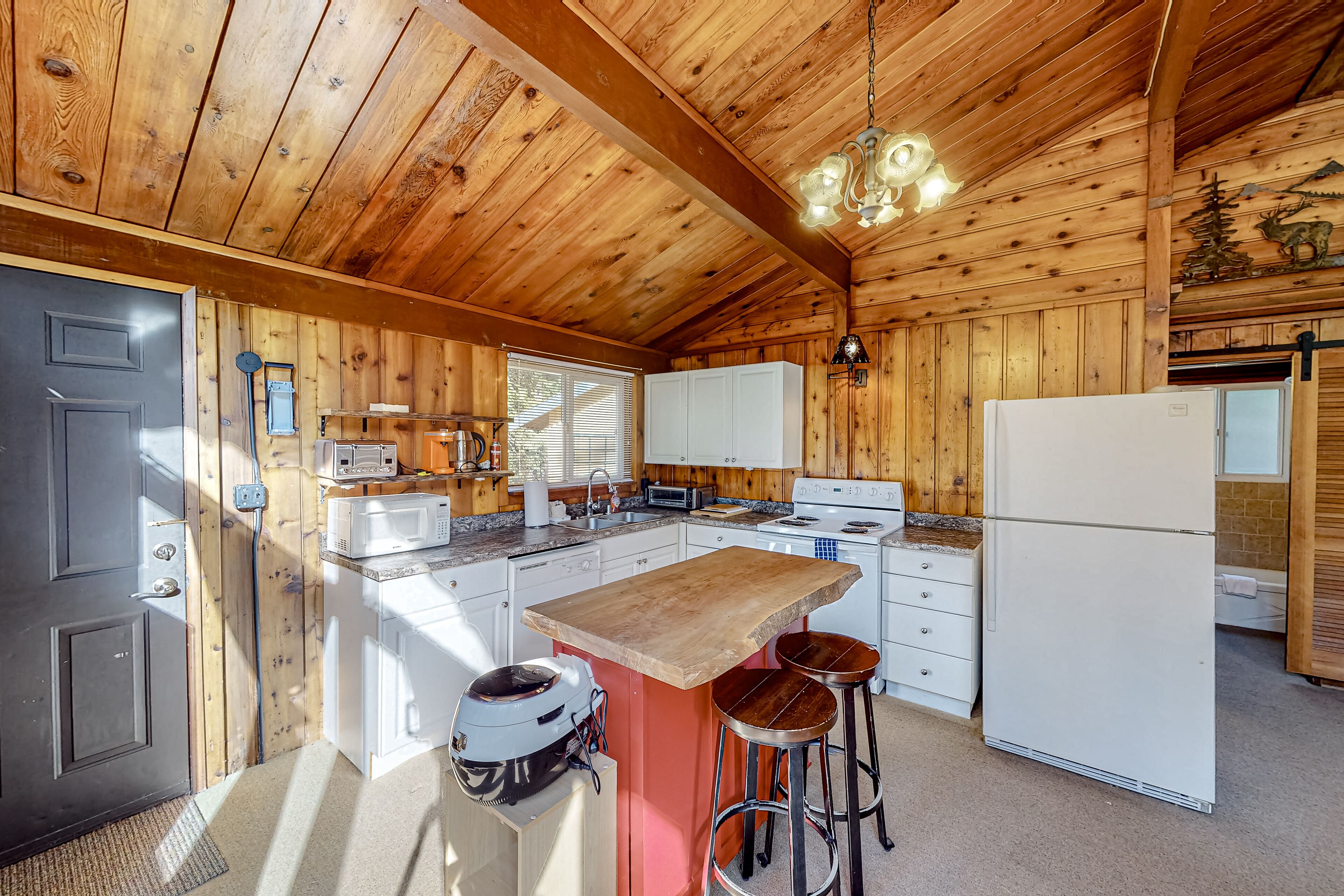 Cute rustic dog-friendly cabin with wood stove, deck, streaming, & forest views