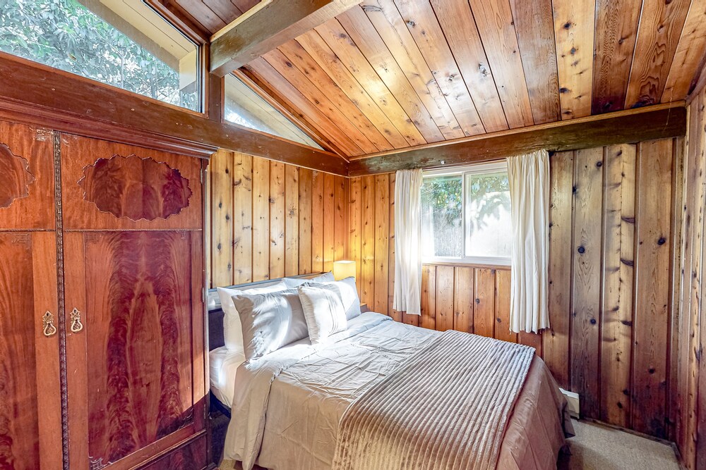 Cute rustic dogfriendly cabin with wood stove, deck, streaming