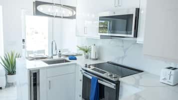 Frigorífico, microondas, horno y placa de cocina