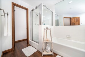 Haartrockner, Handtücher, Seife, Shampoo