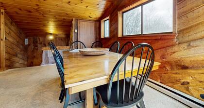 3-story dog-friendly home with private hot tub, firepit, grill, wood stove, EVC