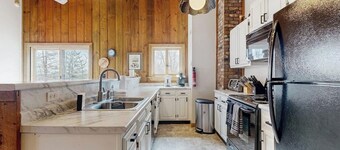 3-story dog-friendly home with private hot tub, firepit, grill, EVC