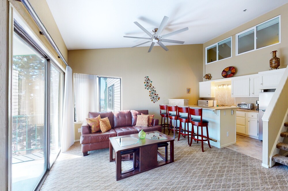 Mountain-view condo with pool and hot tub access - balcony and fireplace