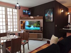Smart TV, books - Casa Com Piscina/ Praia Massaguaçu (Caraguatatuba)