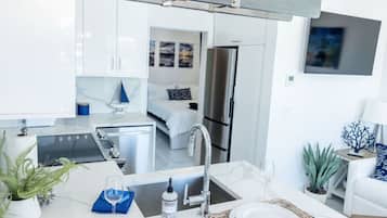 Refrigerador, horno, parrilla de estufa y utensilios de cocina