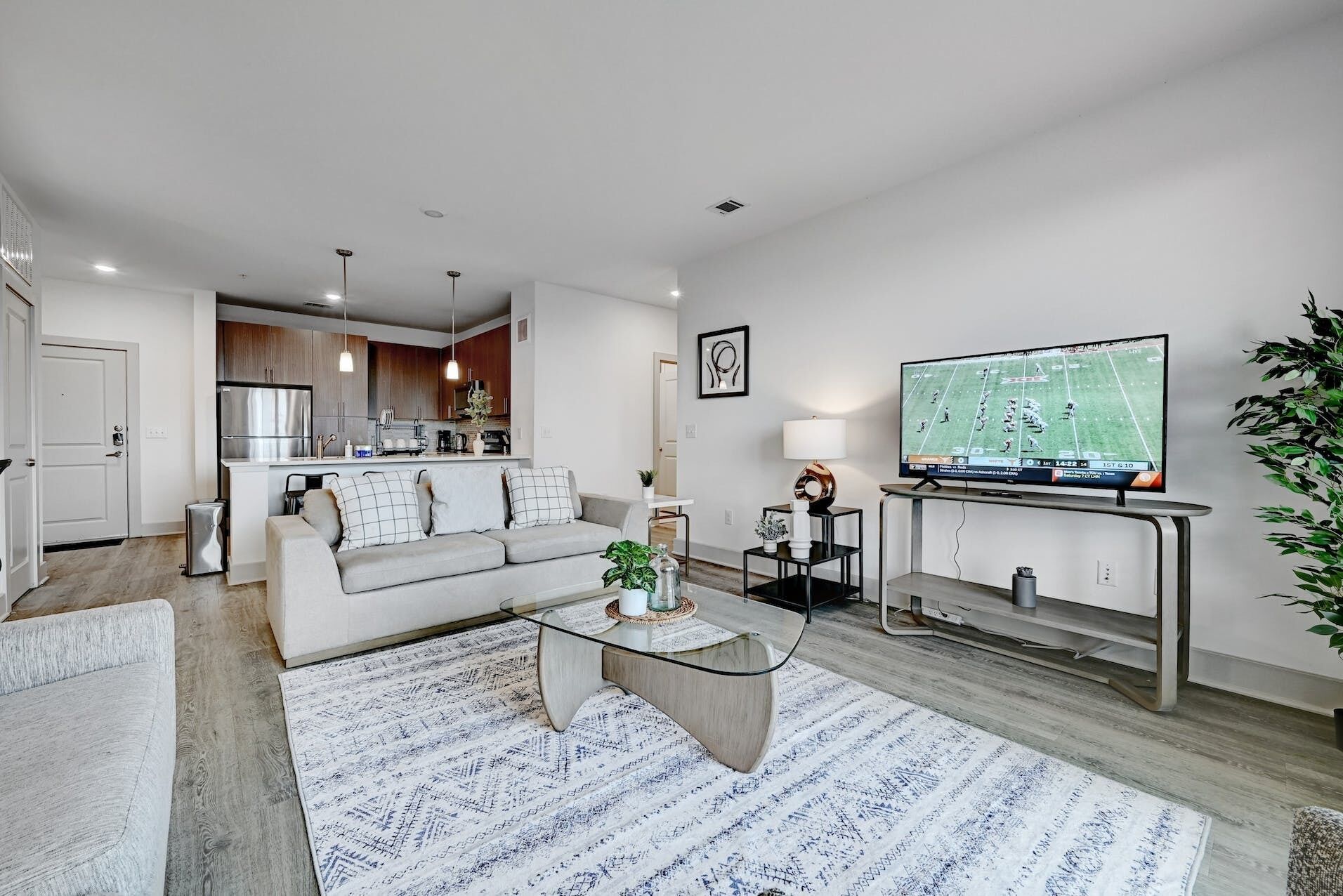 Panoramic 3BR/2BA Apt, 1G Wi-Fi, EV Charge