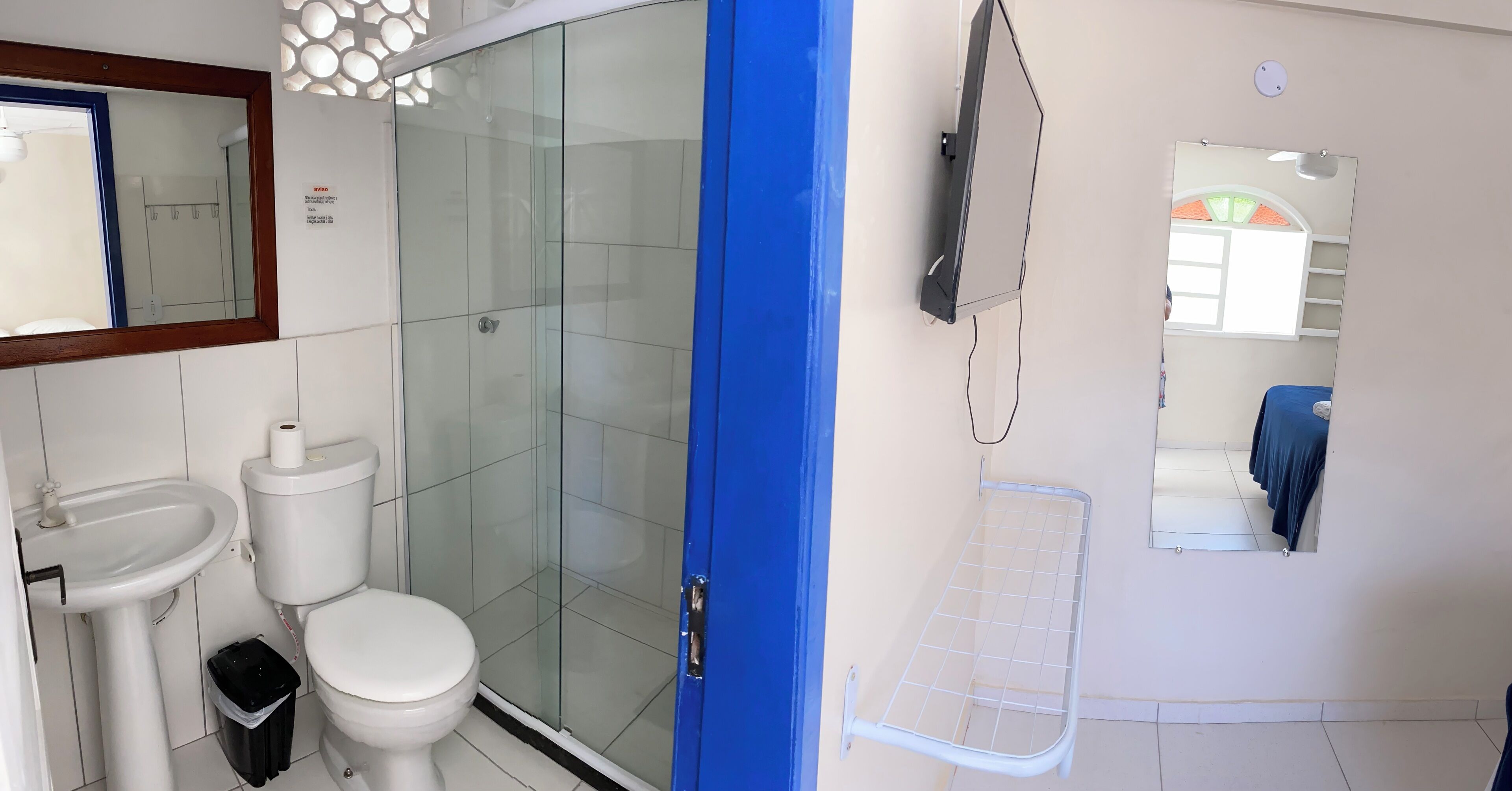 Une salle de bain avec des toilettes, un lavabo et une douche.