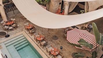 2 bars/lounges, cocktail bar, rooftop bar