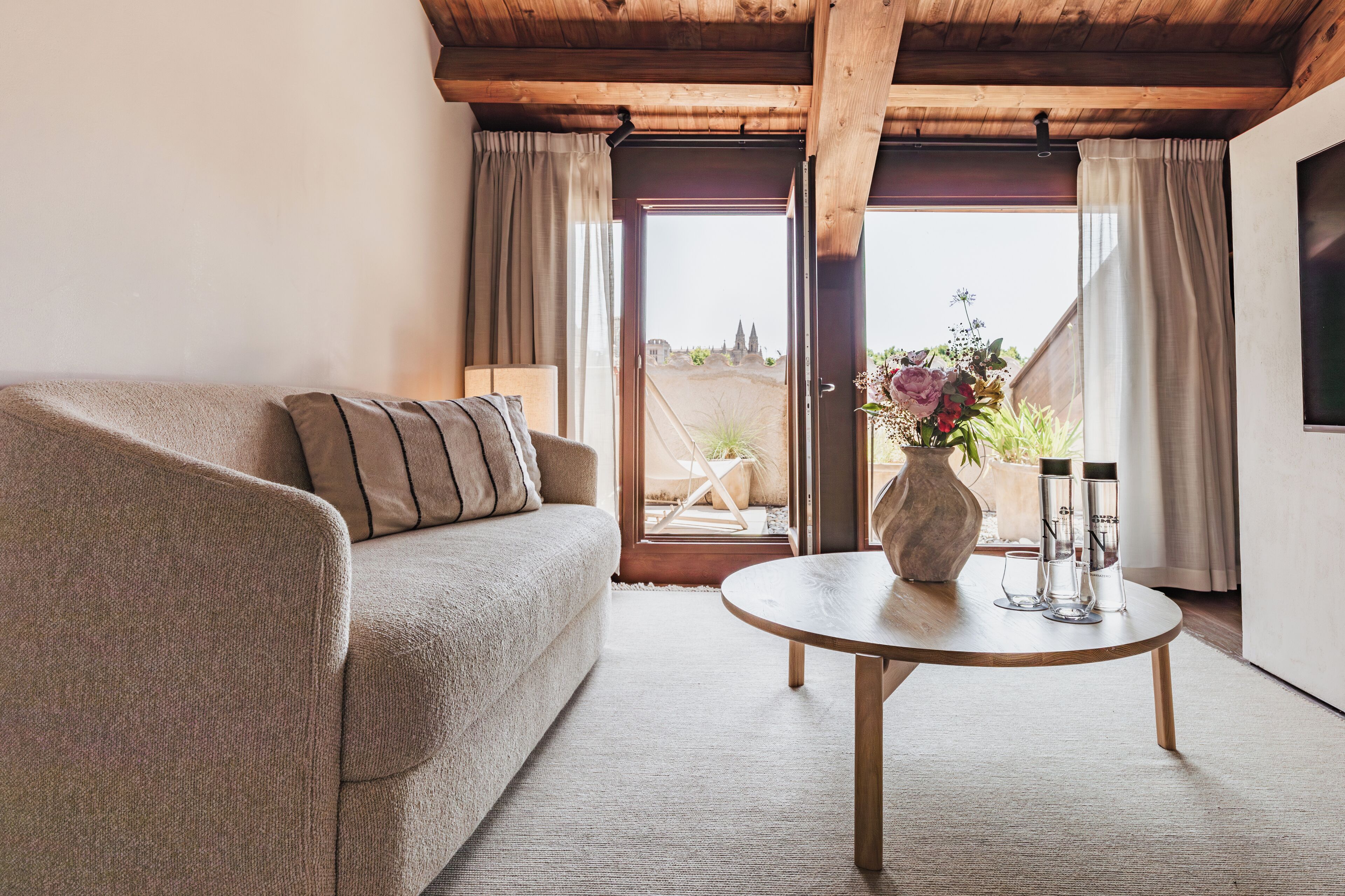 套房 (Rooftop) | 埃及棉床单、高档床上用品、加厚床垫、迷你吧