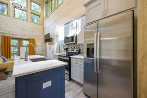 Réfrigérateur, four à micro-ondes, un four, surface de cuisson