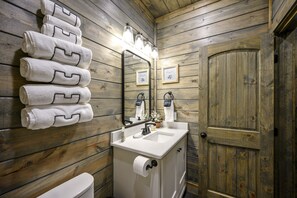 Douche, sĂšche-cheveux, serviettes fournies, shampoing