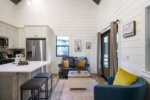 Interior - Farmhouse retreat, King BR+Gameroom/Bunk Loft! (Hochatown)