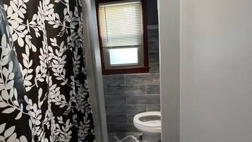 Dusj, håndklær, såpe og sjampo