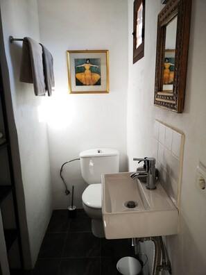 Regadera, secadora de cabello, toallas 